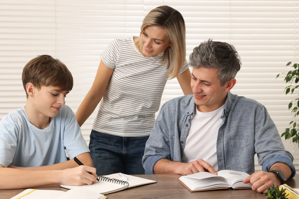 Parents accompagnant leur enfant dans son orientation